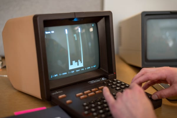 hands playing tetris on a Minitel computer